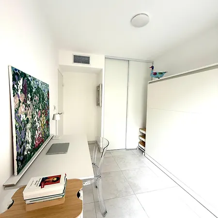 Apartment 2 Bedroom Flat With Garden In *