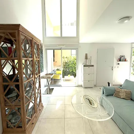 2 Bedroom Flat With Garden In Appartement