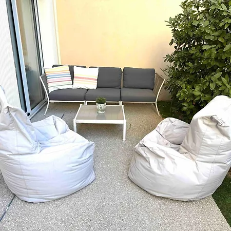 2 Bedroom Flat With Garden In Appartement Antibes